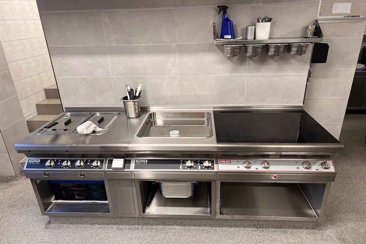 Mehr über den Artikel erfahren Kleiner Gewerbeküchen-Umbau – Profi‑Kochtechnik für optimale Arbeitsabläufe